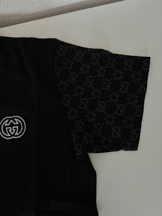 Camiseta Gucci con Detalle en Mangas