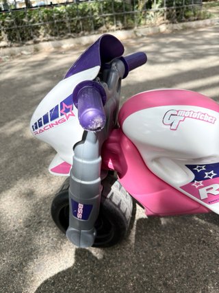 Moto de juguete infantil rosa y blanca