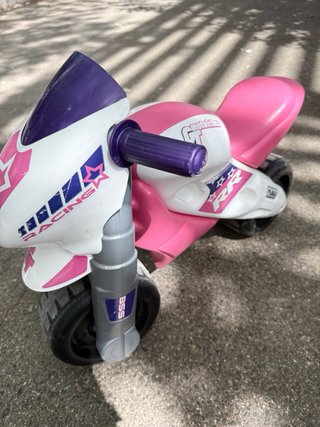 Moto de juguete infantil rosa y blanca
