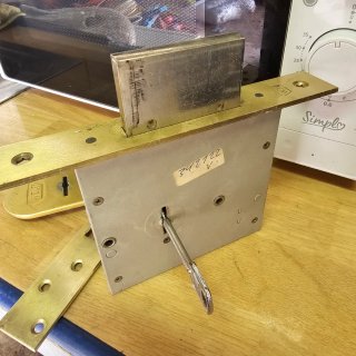 Cerradura MCM latón con llave y placa