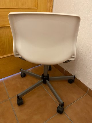 Silla de oficina blanca con ruedas Ikea