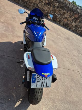 Suzuki GSXR 750 K7 Azul y Blanca