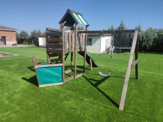 Parque infantil con columpio y tobogán