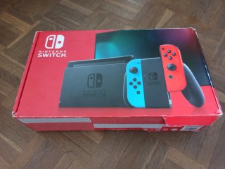 Consola Nintendo Switch + mandos azul y rojo