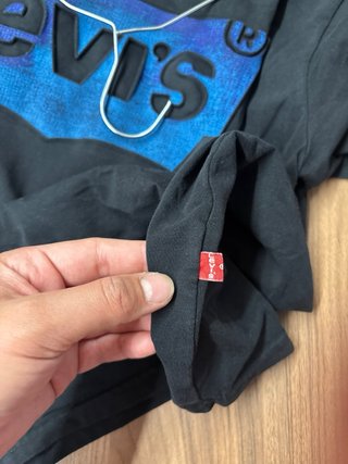 Camiseta Levi's Negra Logo Azul
