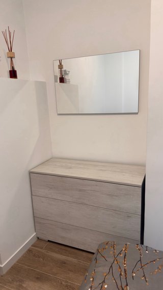 Dormitorio completo: canapé y mesitas.