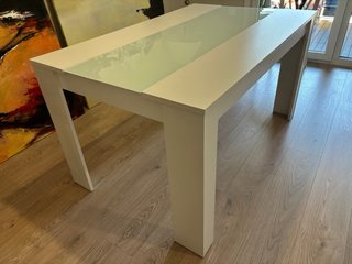 Mesa de comedor blanca con cristal