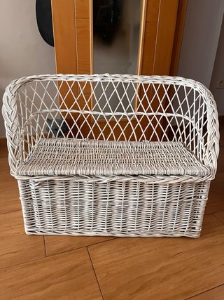 Banco de mimbre blanco con almacenaje