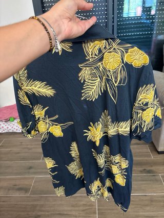Camisa Pull&Bear Estampada Floral Negra y Amarilla