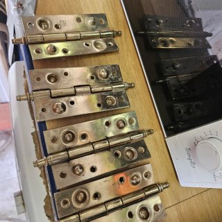 Bisagras de metal plateado