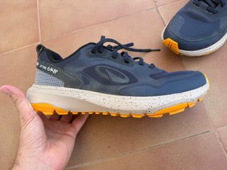 Zapatillas running Kiprun azul y naranja