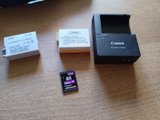 Canon EOS 700D + Disparador + Mini Trípode Hama +