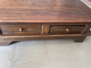 Mesa de roble macizo con cajones