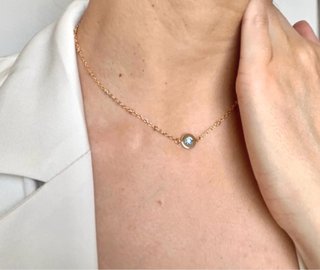 Colgante dorado con circonitas