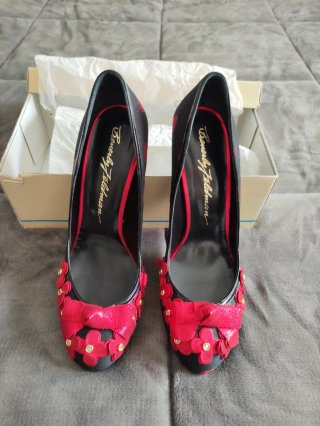 Sandalias negras y rojas de tacón.