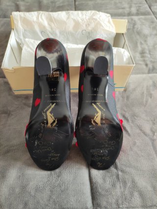 Sandalias negras y rojas de tacón.