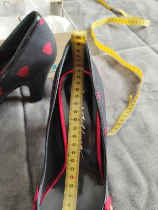Sandalias negras y rojas de tacón.