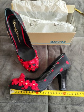 Sandalias negras y rojas de tacón.