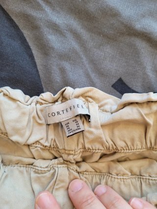 Pantalones cortos beige con cinturón