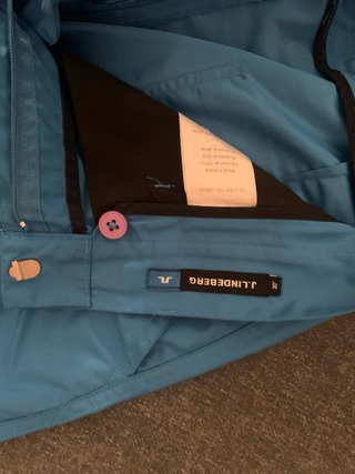 Pantalón corto azul eléctrico marca Lindberg