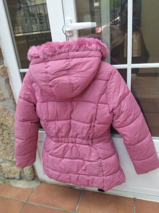 Abrigo rosa con capucha y pelo