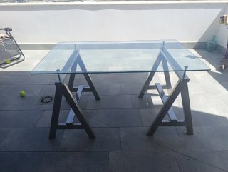 Mesa de cristal con patas acero inoxidable.