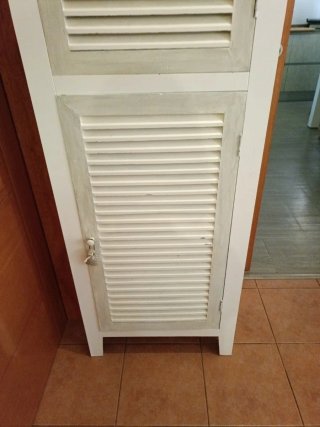 Armario de madera blanco