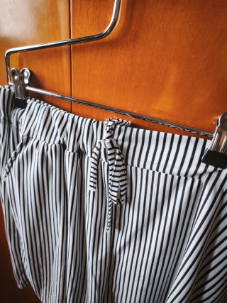 Pantalón corto a rayas blanco y negro