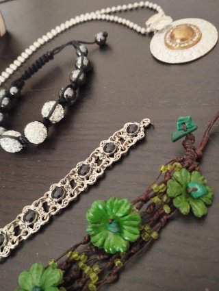 Lote de pulseras y collares