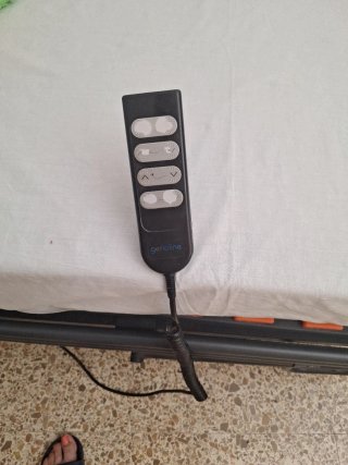 Cama hospitalaria articulada  tiene su colchon