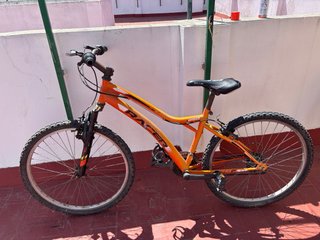 Bicicleta de montaña naranja