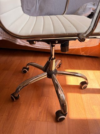 Silla de oficina ergonómica blanca
