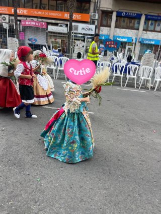 Vestido de alicantina azul y multicolor