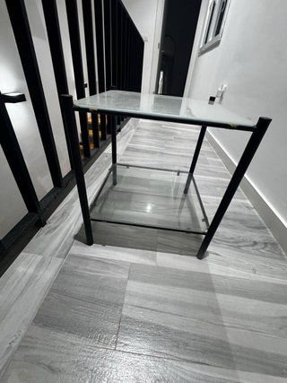 Mesita auxiliar cristal y metal