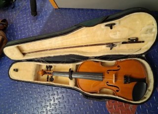 Violín con funda y arco