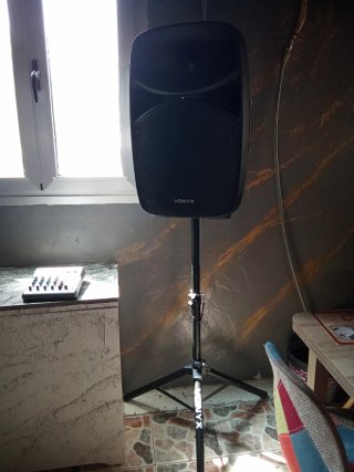 2 altavoces Vonyx con trípode