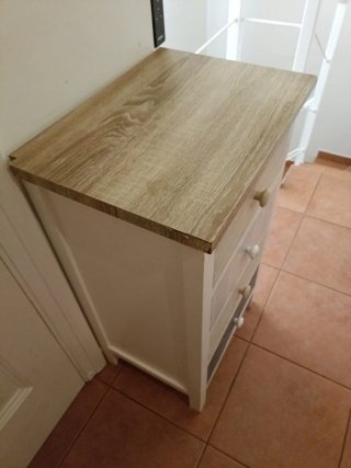 Cajonera de madera con detalles
