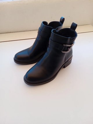 Botines negros piel co detalles plateados