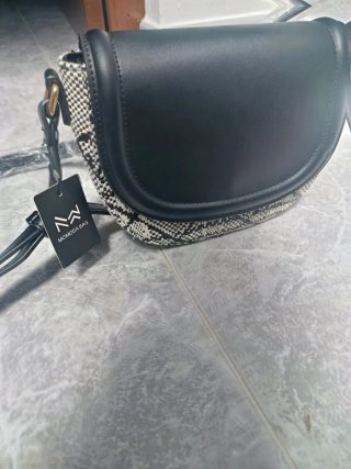 Bolso bandolera blanco y negro