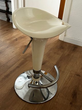 Taburete alto blanco y plateado