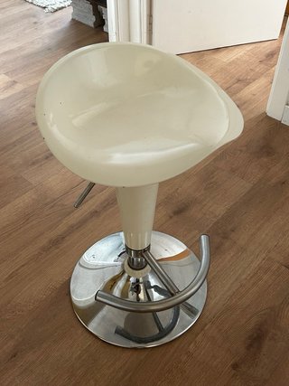 Taburete alto blanco y plateado