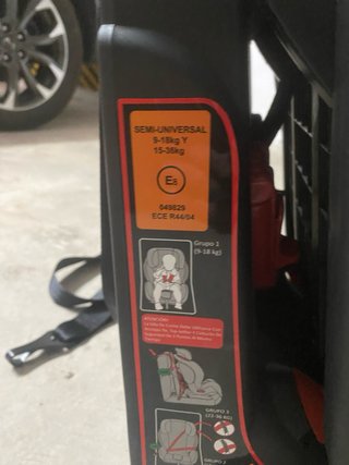 Silla coche negra con detalles rojos