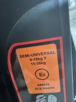 Silla coche negra con detalles rojos