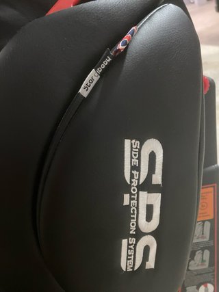 Silla coche negra con detalles rojos