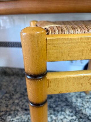 Taburetes de madera y ratán