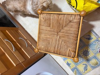 Taburetes de madera y ratán