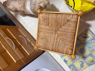 Taburetes de madera y ratán