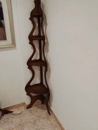 Rinconera de madera oscura