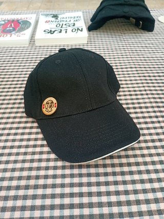 Gorra negra con pin de perro