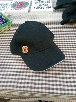 Gorra negra con pin de perro